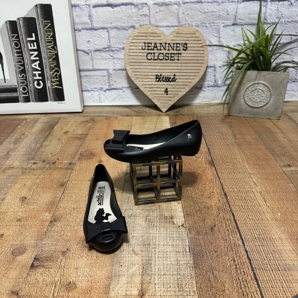 Alice in wonderland mini Melissa flats in black